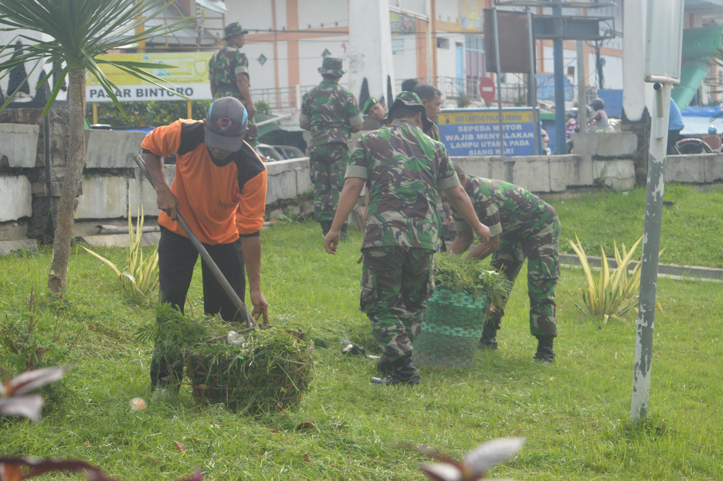 Jajaran Kodim Demak Bersihkan Sungai Tuntang Lama